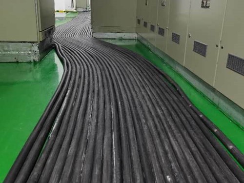 民乐如何根据理论计算公式计算温度对特定电压测量结果的影响？